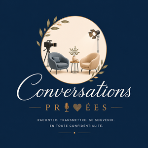 Logo carré Conversations PRIVEES avec visuel d'un salon confortable avec deux fauteuils, une caméra et un projecteur. Le salon est dans une bulle pour représenté le côté discret et confidentiel. Le reste de l'image est en fond bleu foncé pour le côté intime et élégant. En base line, il est indiquer RACONTER, SE SOUVENIR TRANSMETTRE EN TOUTE CONFIDENTIALITE